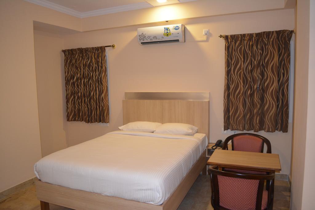 Hotel Royal Opera Bangalore Habitación foto